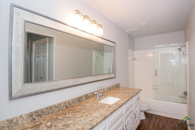 Building Photo - 5917 Hollytree Dr