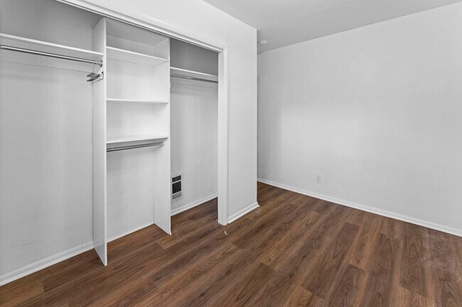 Building Photo - 296 Pearsall Ave