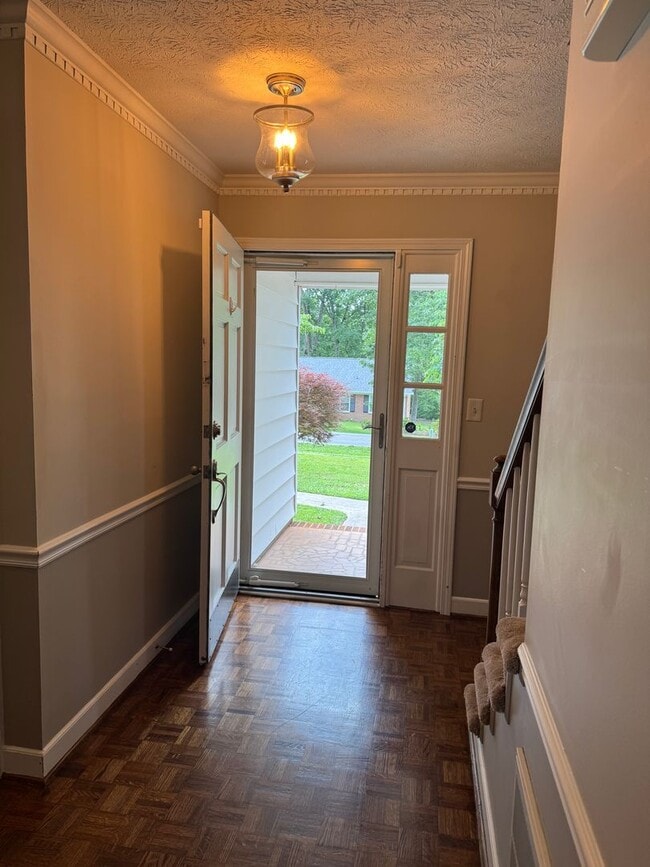 Building Photo - 4 Bedroom with fenced in yard!