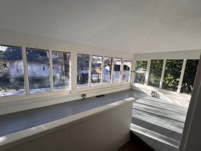 Building Photo - 5BD/2BA Gorgeous Vintage Home
