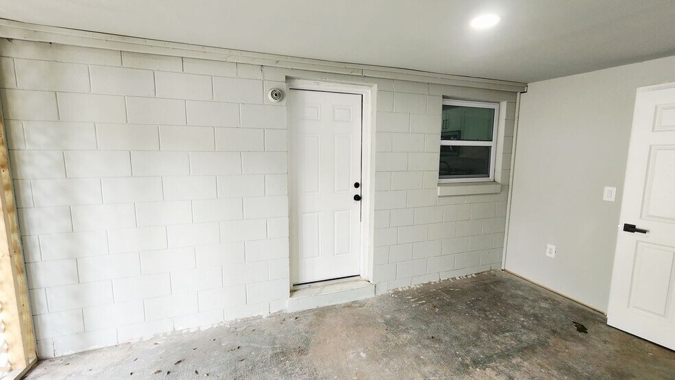 Building Photo - 128 Kingston Ave