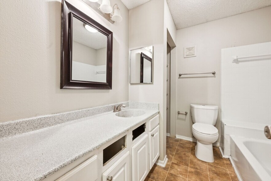 Building Photo - 3784 University Dr NW