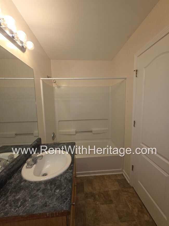 Building Photo - Fantastic 4bd/2.5ba Townhome/ Swim Tennis/ Great Location