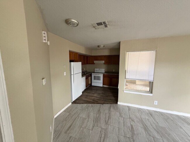 Building Photo - For lease! 1 bed, 1 bath condo