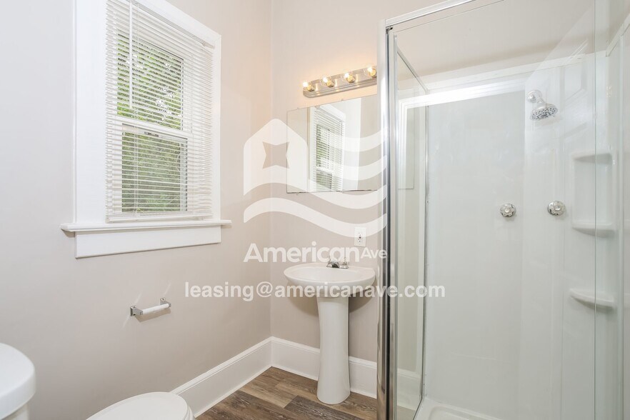 Building Photo - 2116 Pinehurst Rd