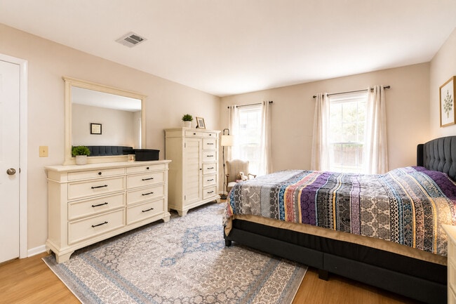 Building Photo - 530 Shorely Dr