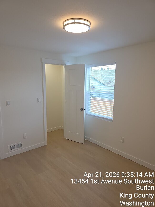 Building Photo - Burien Newly remodeled home - 3 bedrooms 2 bathrooms - A must see - available NOW