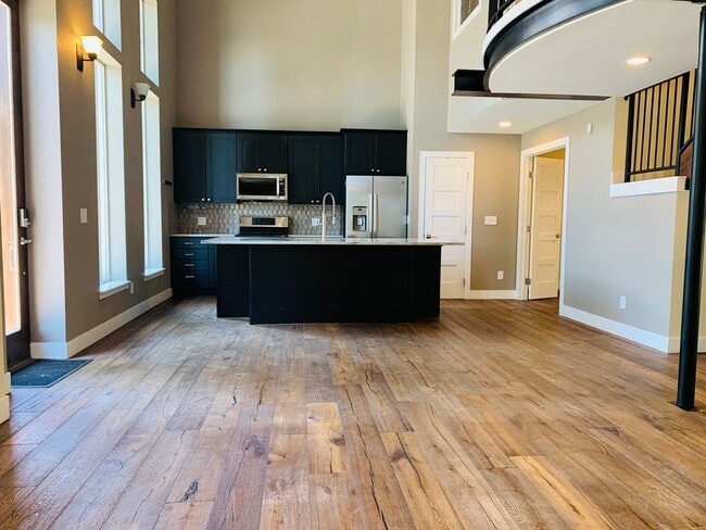 Building Photo - Stunning Luxury Home in Sunnyside