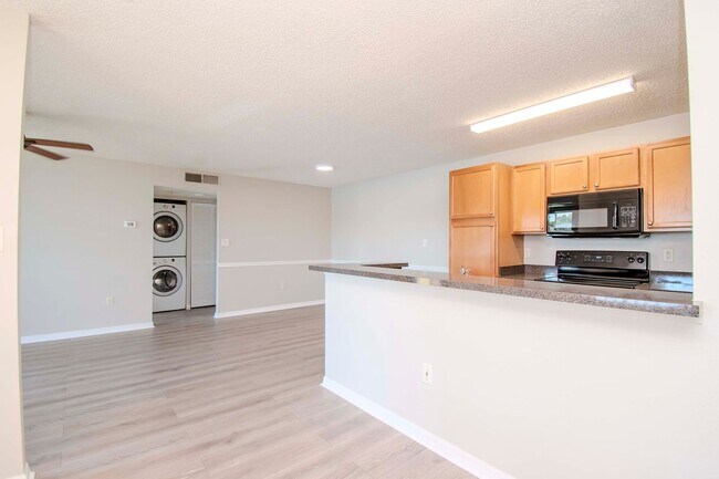 Building Photo - Lake Front 1BR + Den -Move In Special Available