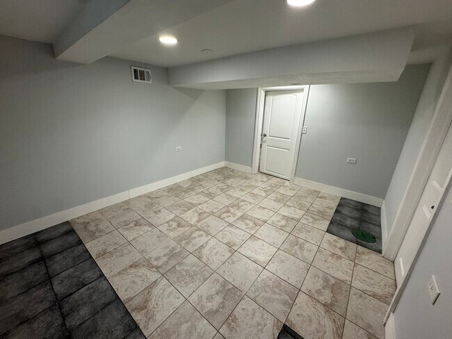 Building Photo - 6438 N Fairfield Ave