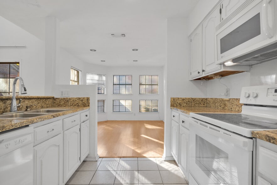 Building Photo - 7930 Roanoke Run