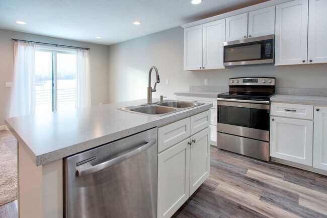 Building Photo - Spacious 2 Bed/2 Bath Condo in Prime Location