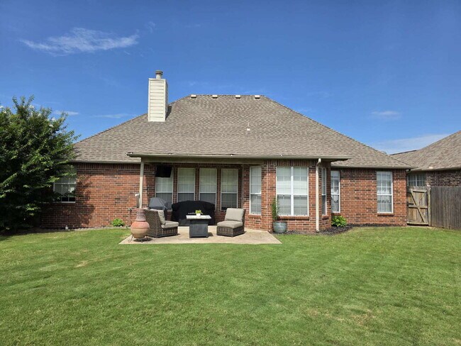 Building Photo - "Charming 3-Bedroom Gem with 2 Full Baths ...