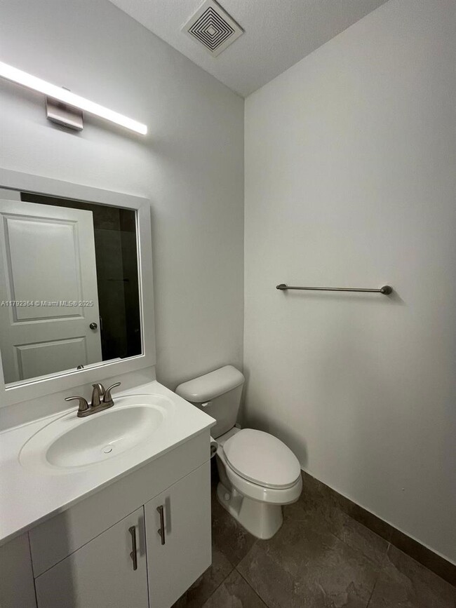 Building Photo - 466 NE 194th Terrace