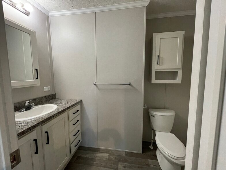 Building Photo - 49 Bellwood Dr