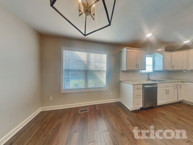 Building Photo - 424 Mya Marie Dr