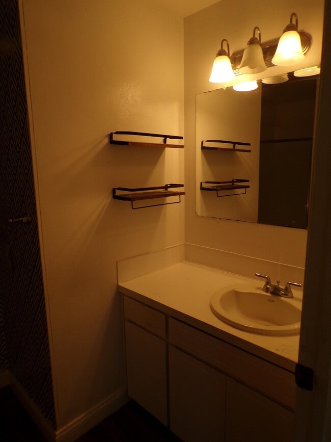 Building Photo - 11865 SW Ebberts Ct