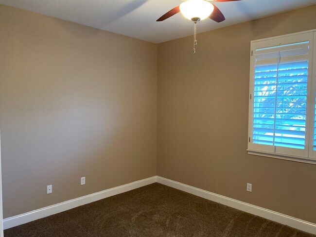 Building Photo - $1,000 Off First month's Rent - Lovely hom...