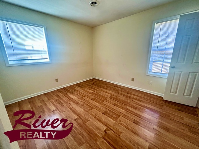 Building Photo - | $1250 | Charming 3-bedroom home with spacious yard for rent now!