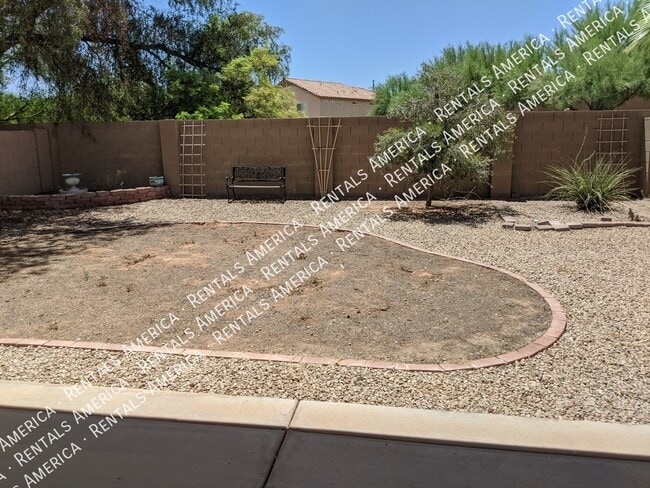 Building Photo - 895 E Lakeview Dr