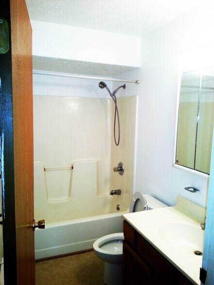 Full Bath - 4011 Rockwell Ave