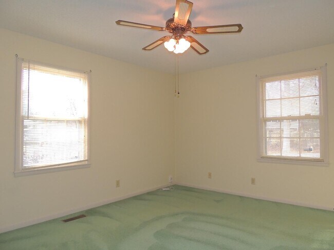 Building Photo - 2316 Rodgers Dr NE
