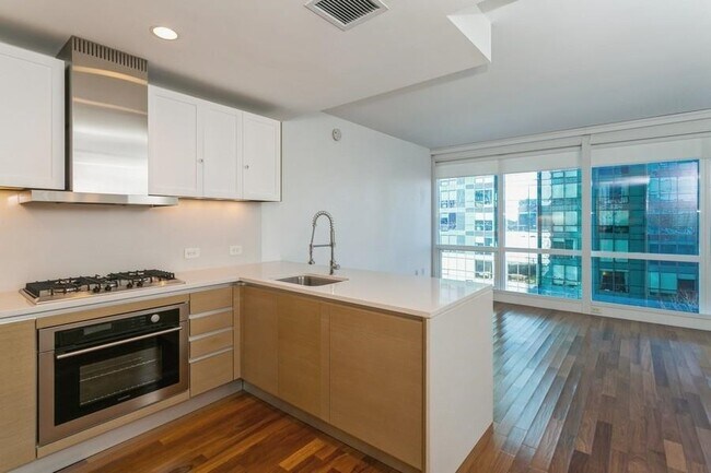 Building Photo - 77 Hudson St