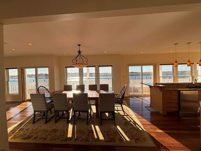 Building Photo - 802 N Harvard Ave