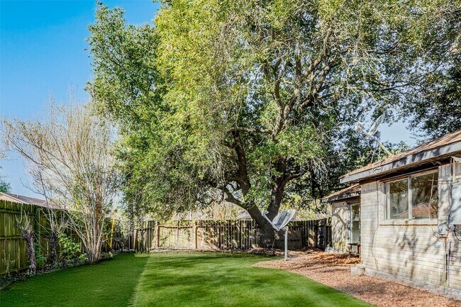 Building Photo - 12702 Fern Forest Dr