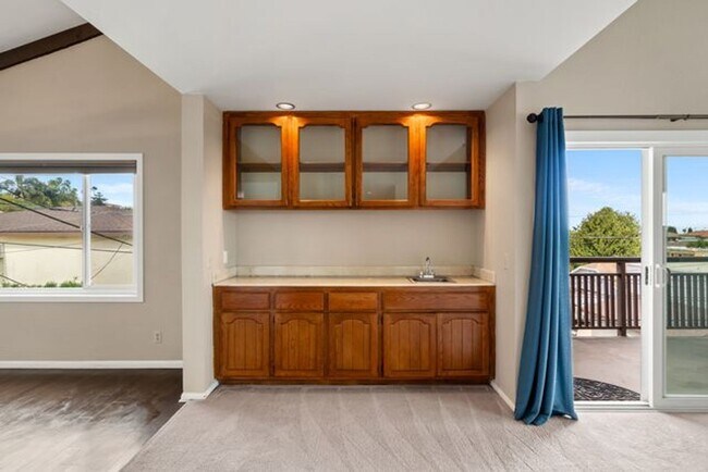 Building Photo - Top Floor Harbor View Condo 2 bed-2 bath