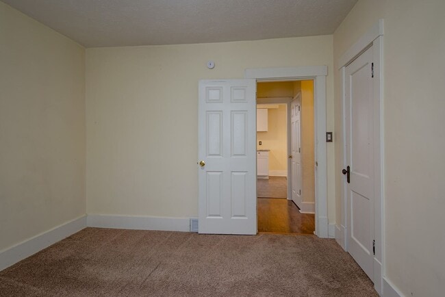 Building Photo - Charming and Spacious Home!