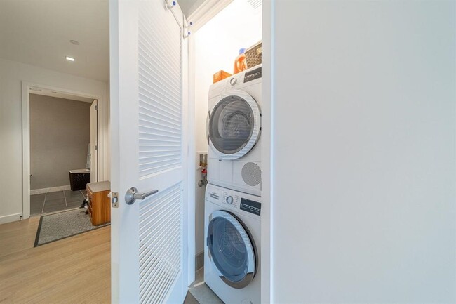 Building Photo - 75 Park Ln S