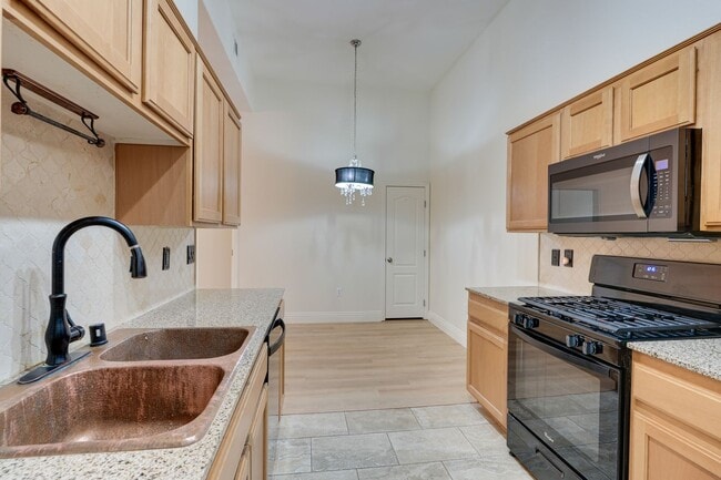 Building Photo - Charming 3 Bedroom Rental with Fireplace, ...