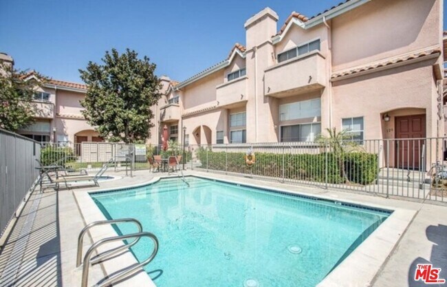 Building Photo - 7320 Balboa Blvd