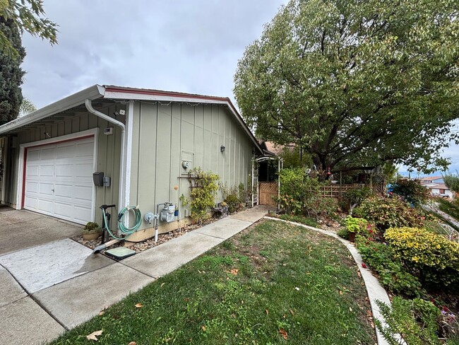 Building Photo - Beautiful Single-Story Townhome on Corner Lot with Private Courtyard & 2-Car Garage
