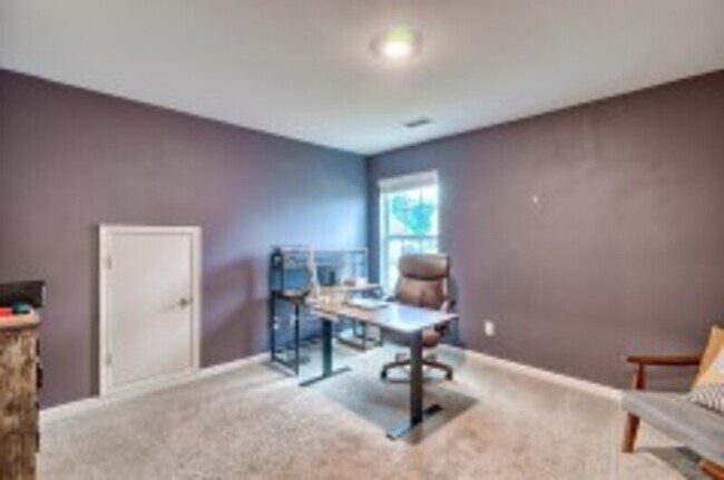 Building Photo - 310 Tulip Way