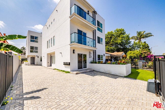 Building Photo - 2057 1/2 S Garth Ave