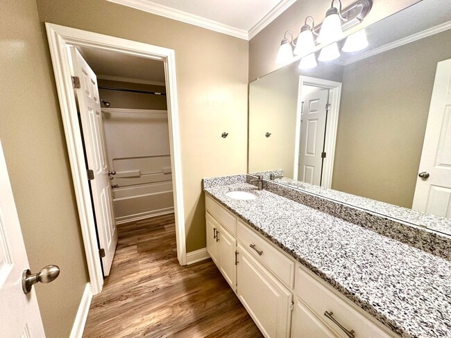 Building Photo - **Application Received ** Available Now! Charming 4-Bedroom Home with Modern Kitchen & Spacious B...
