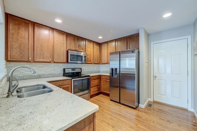 Building Photo - Gorgeous Updated 3 Bed 2.5 Bath Home w/2 C...
