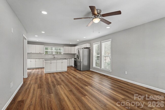 Building Photo - 931 E Front St