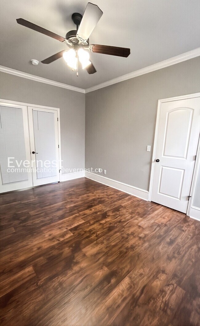 Building Photo - 3 Bed/2 Bath Home with Fenced Yard & Garage / Pet-Friendly / Vouchers Accepted / Available Now!