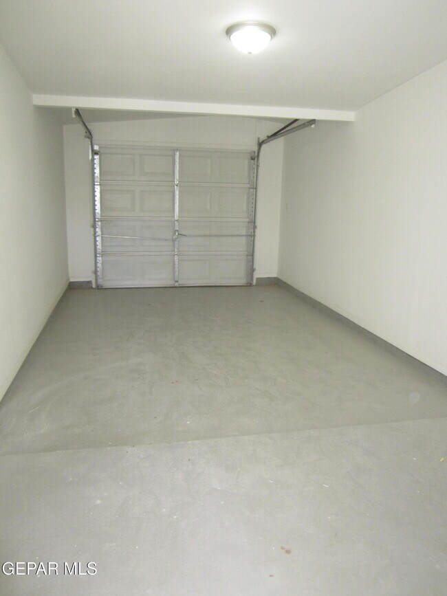 Building Photo - 305 Corvena Way