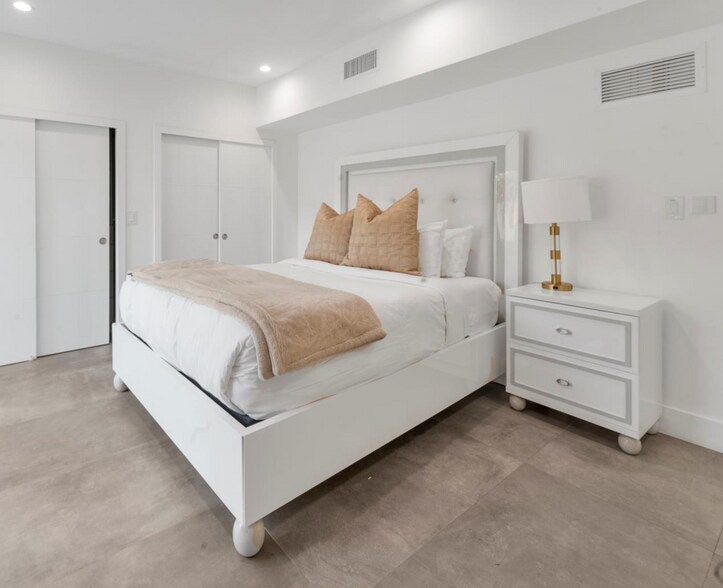 Building Photo - 7610 Bayside Ln