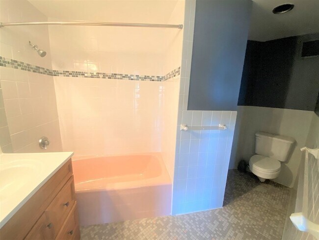 Building Photo - 300 Lynn Shore Dr