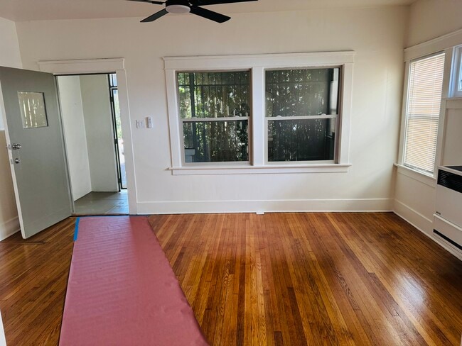 Building Photo - 1452 N Gardner St