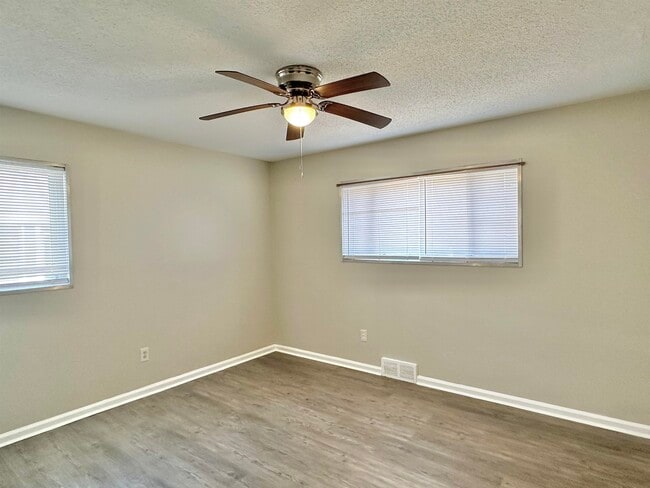 Building Photo - 141 N White Station Rd