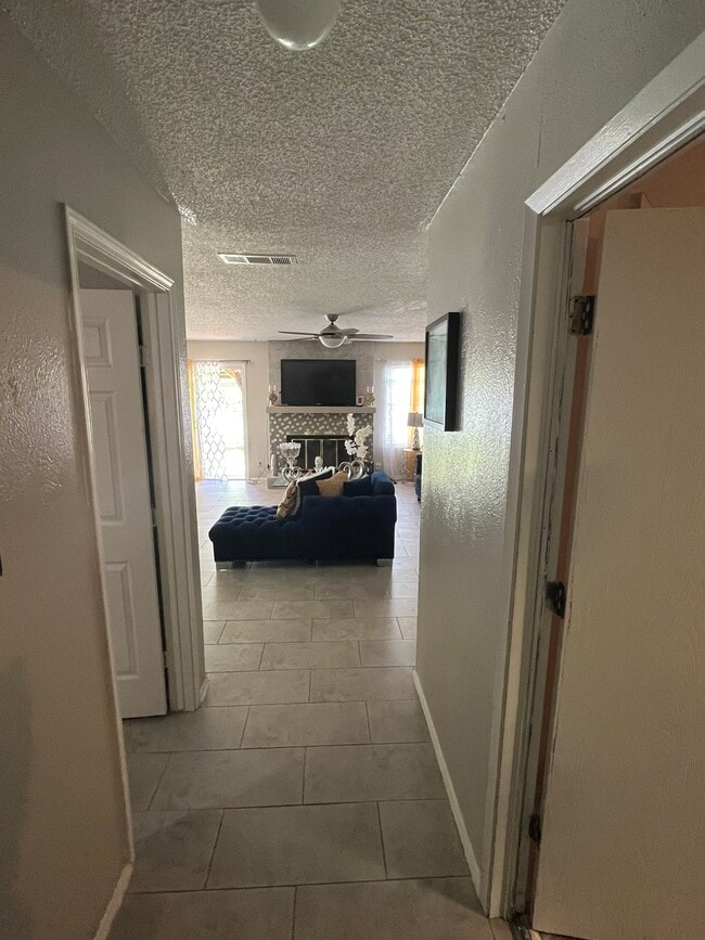 Building Photo - 801 Cactus Dr