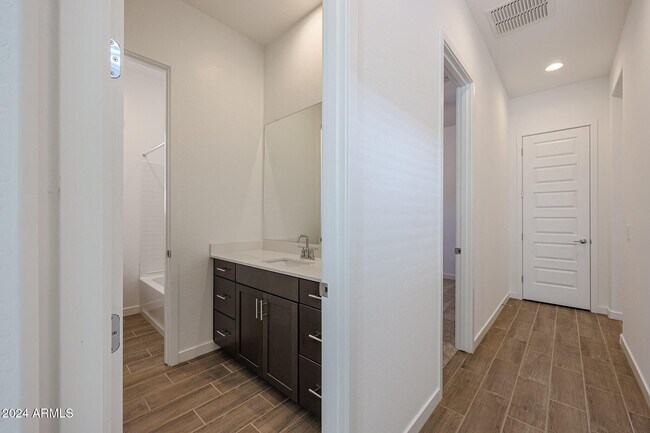 Building Photo - 7606 W Jackrabbit Ln