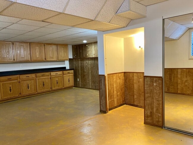 Building Photo - Spacious Tri-Level Home Featuring 4BD/2.5B...