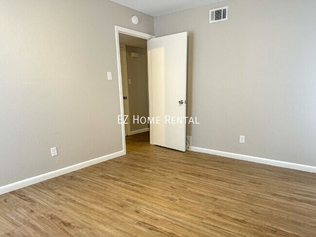 Building Photo - 2101 6th Ave N